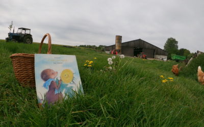 La ferme à histoires est dans le jardin-prairie, près des pissenlits